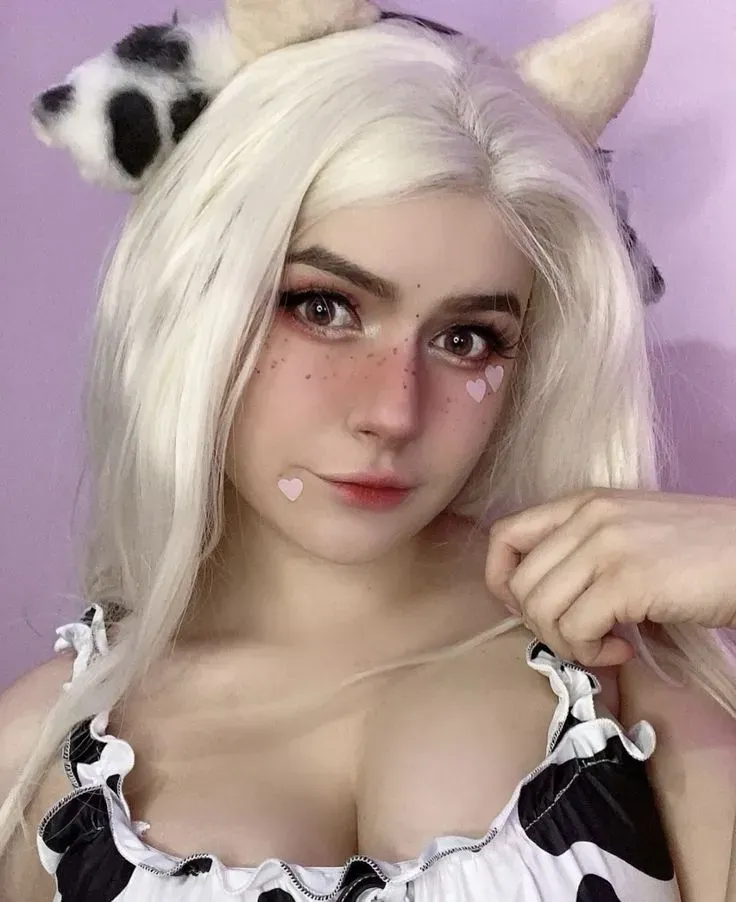 Ragazza cosplayer vestita